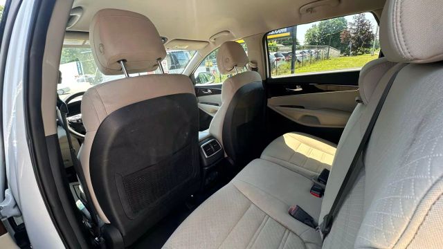 Vehicle image 21 of 33