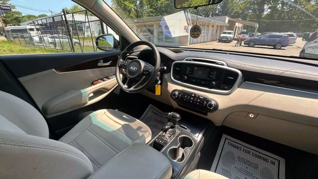 Vehicle image 28 of 33