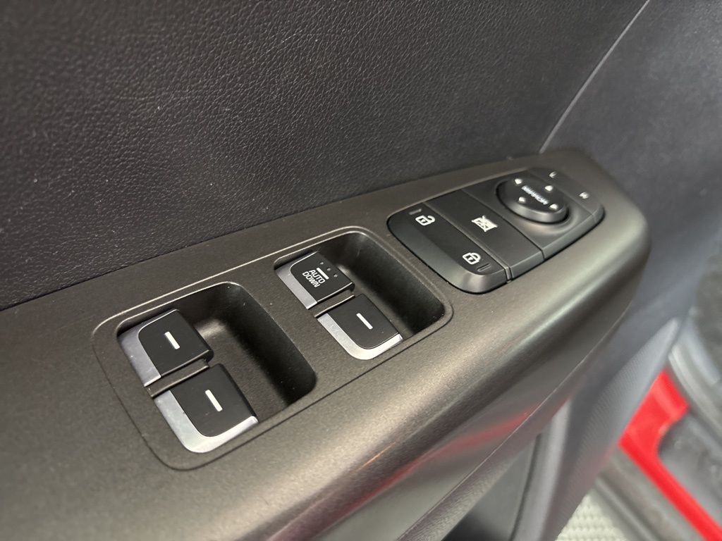 Vehicle image 21 of 31