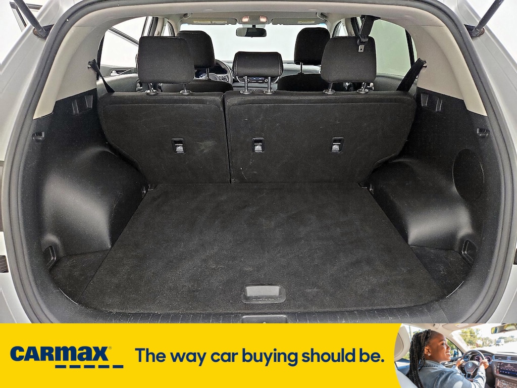 Vehicle image 25 of 28