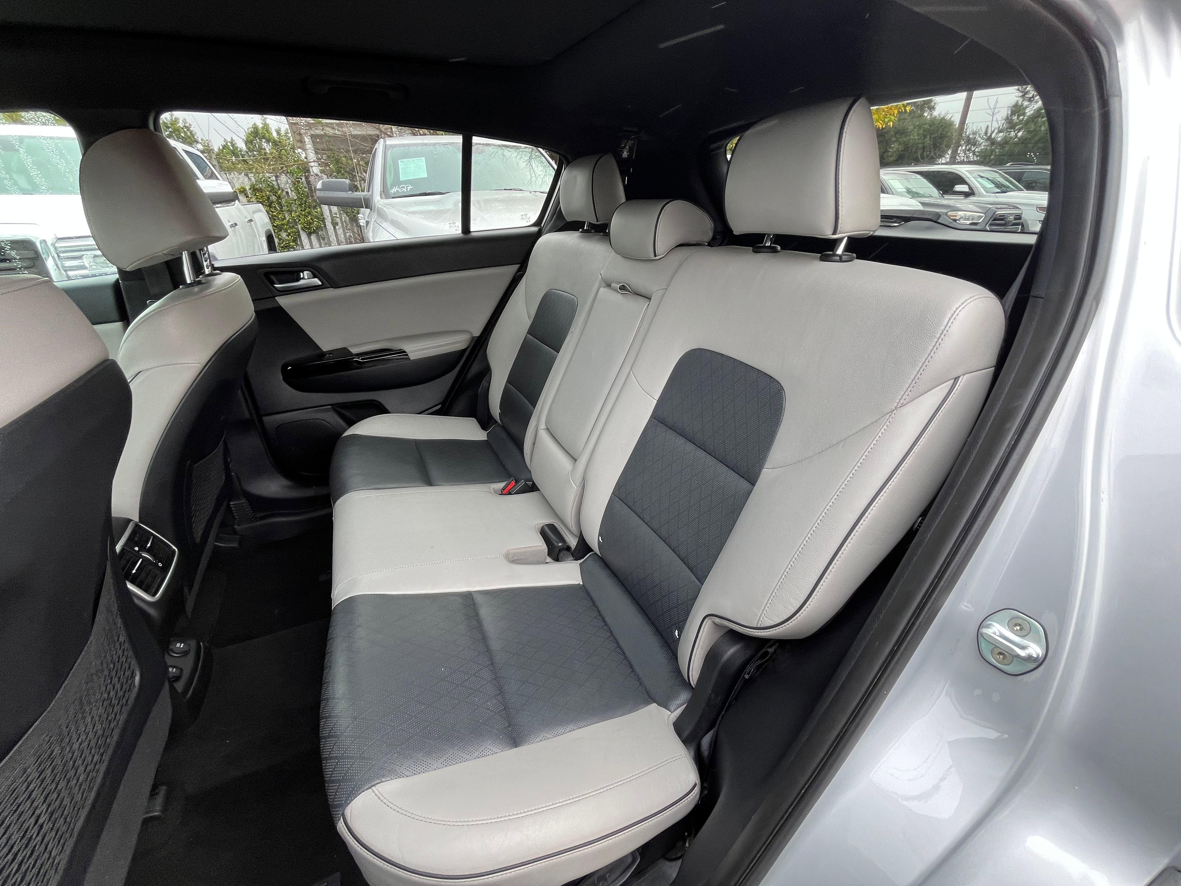 Vehicle image 32 of 70