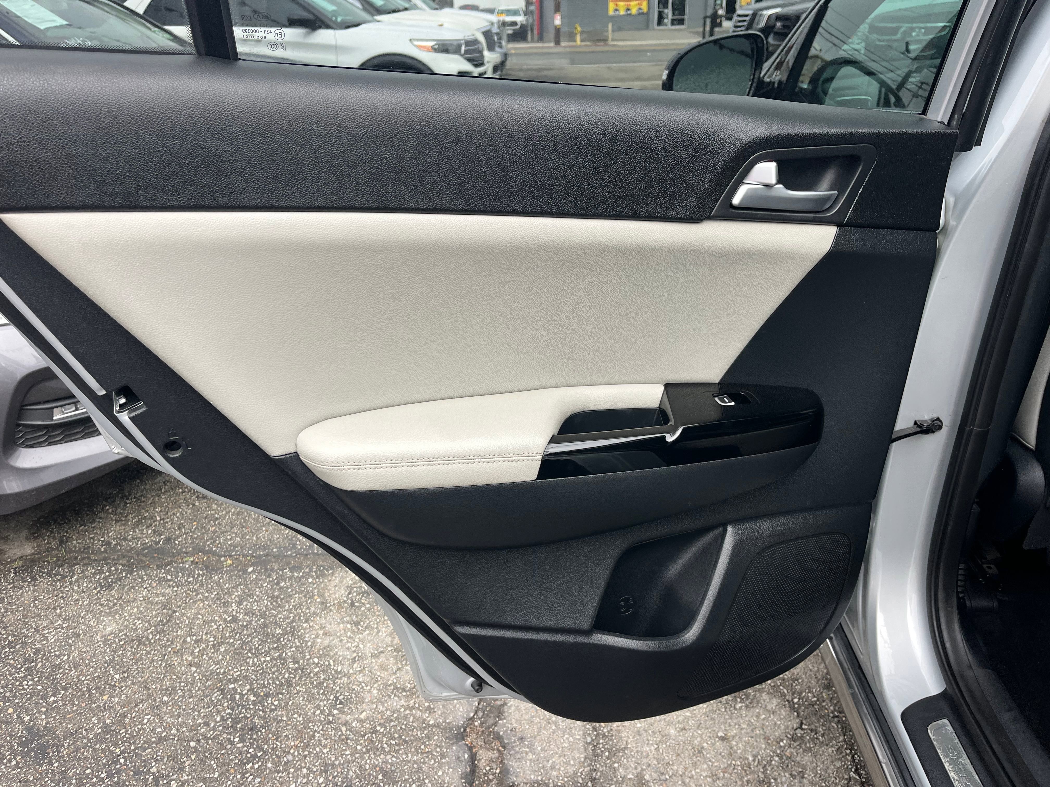 Vehicle image 28 of 70