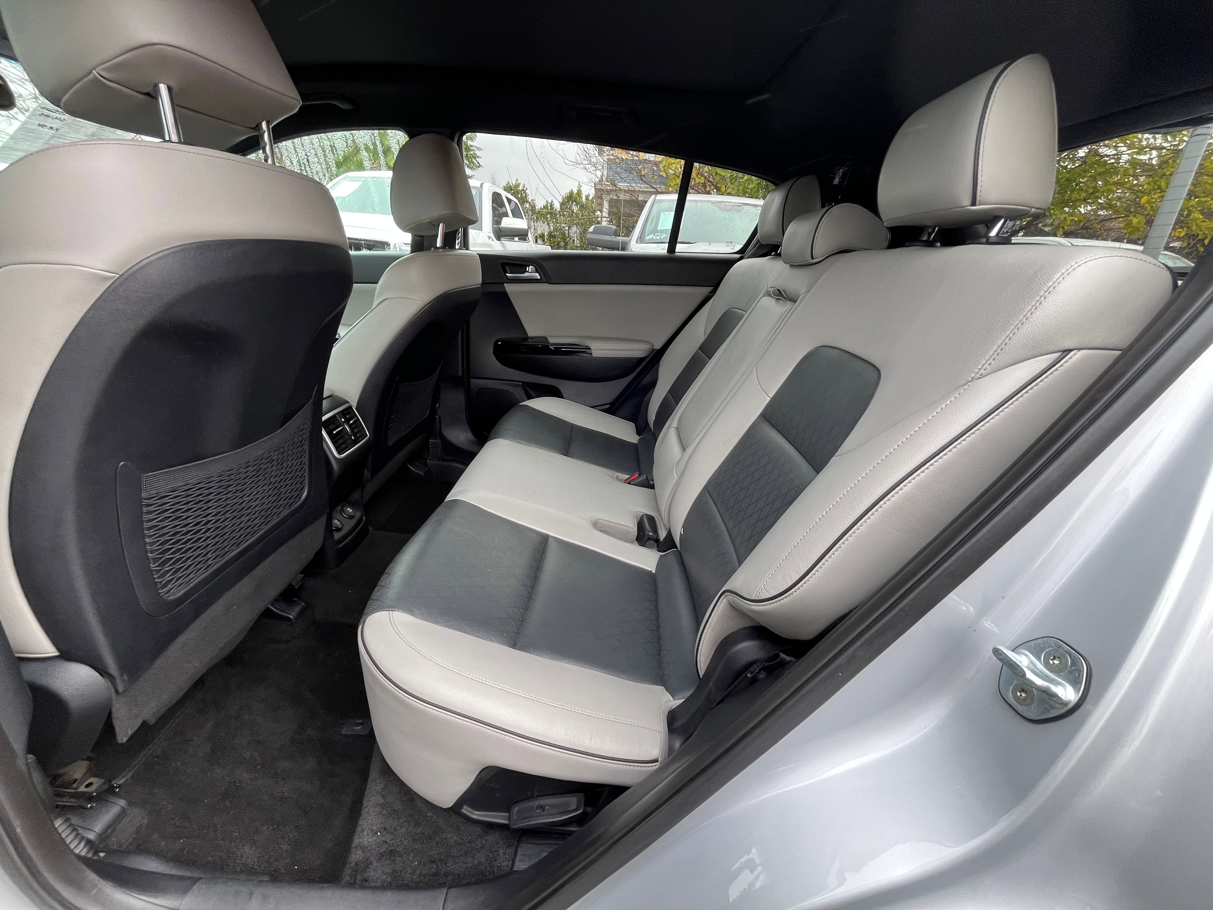 Vehicle image 33 of 70