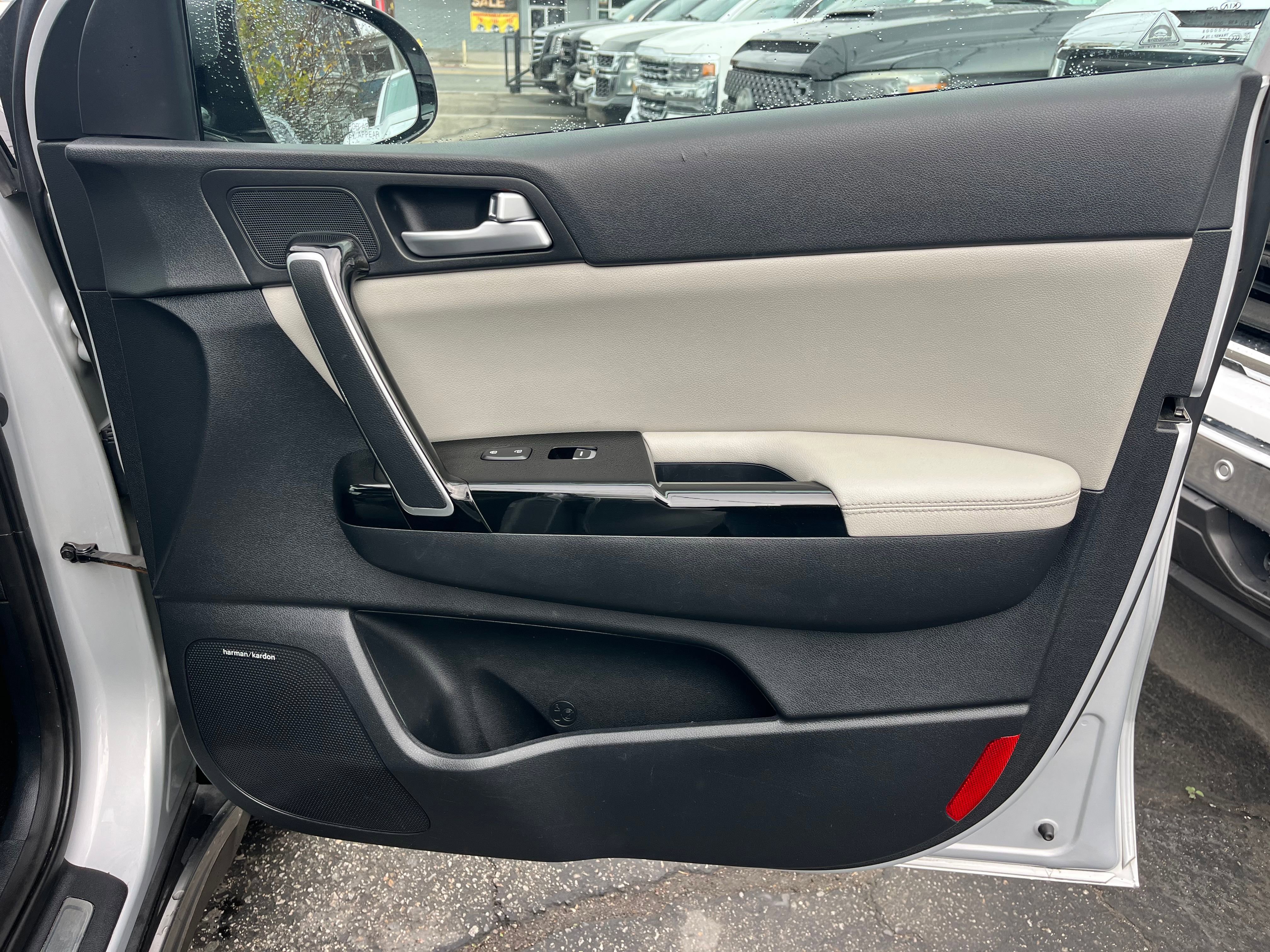 Vehicle image 25 of 70