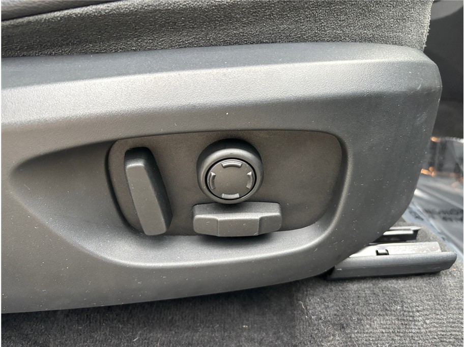 Vehicle image 37 of 51