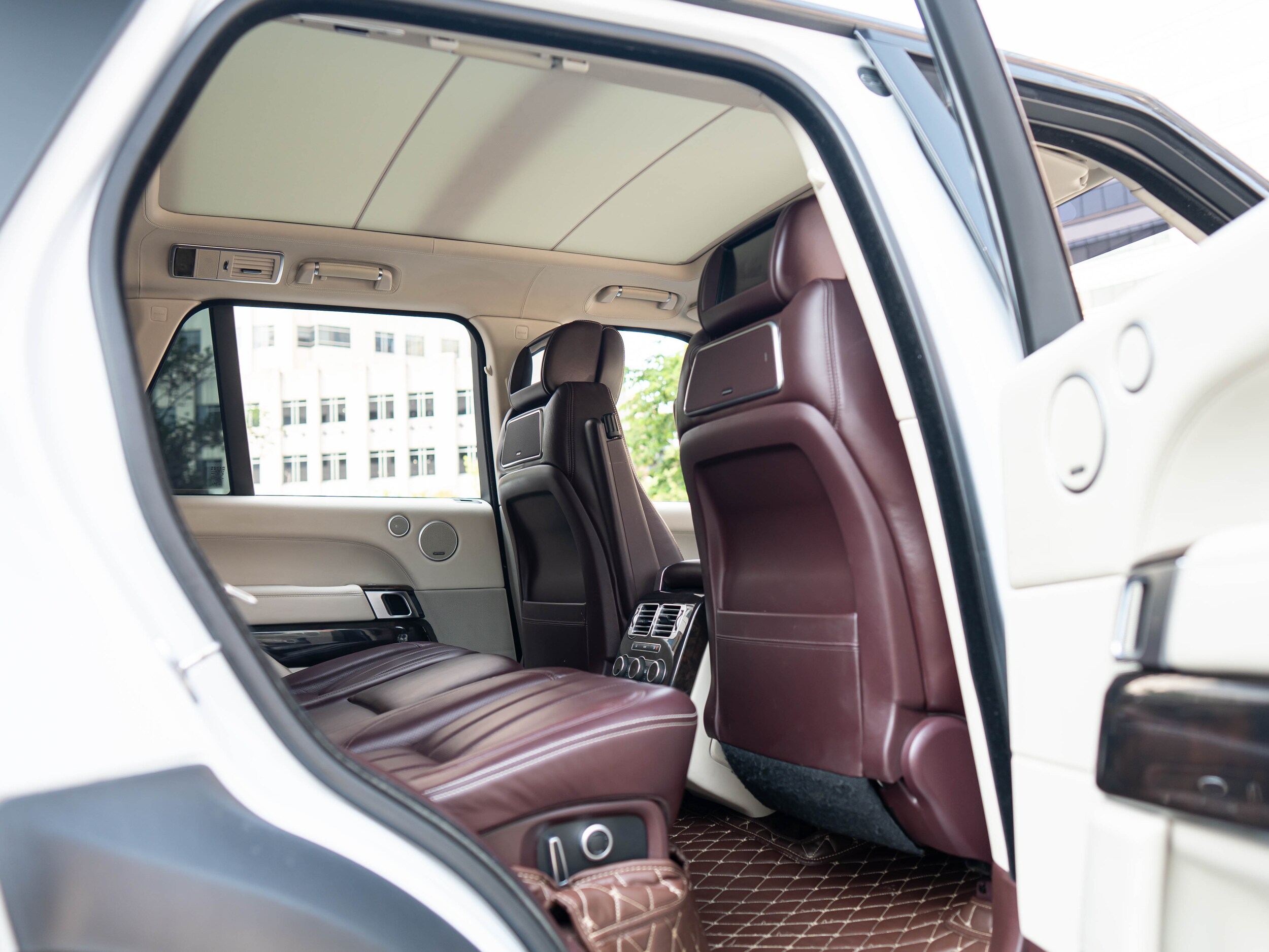 Vehicle image 18 of 64