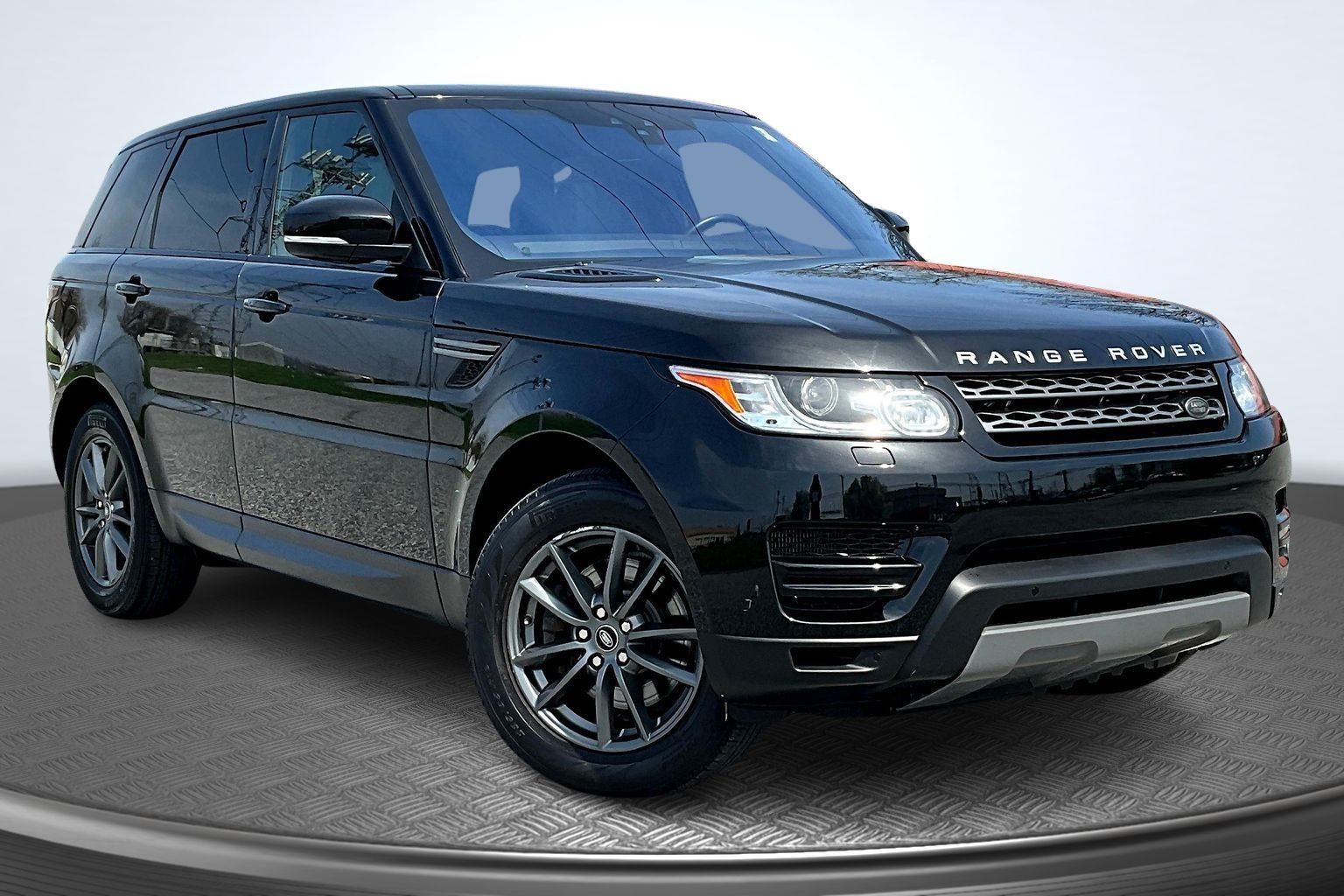 2017 Land Rover Range Rover Sport SE Image 3 of 36