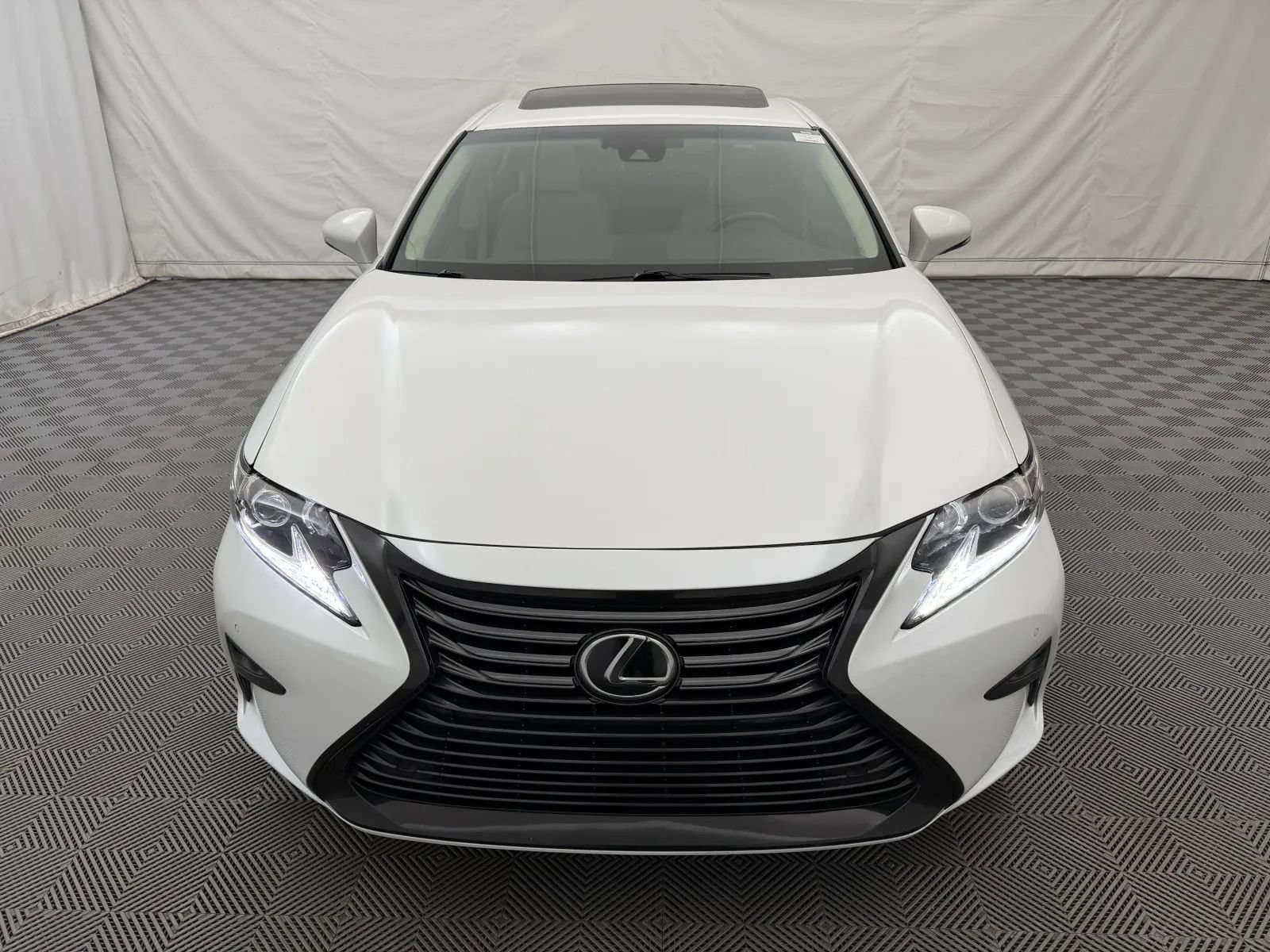 2017 Lexus ES 350 Image 2 of 42
