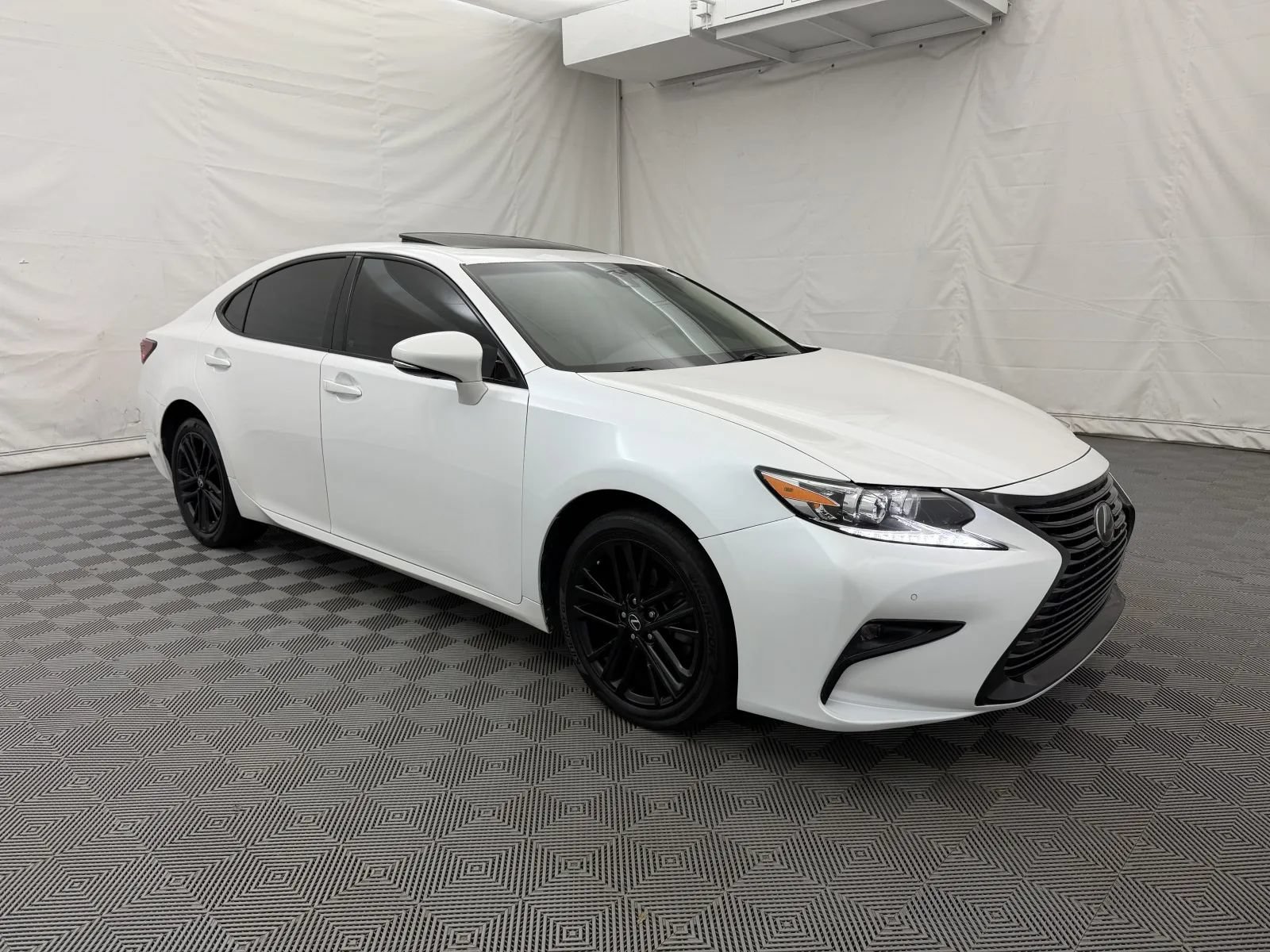 2017 Lexus ES 350 Image 3 of 42