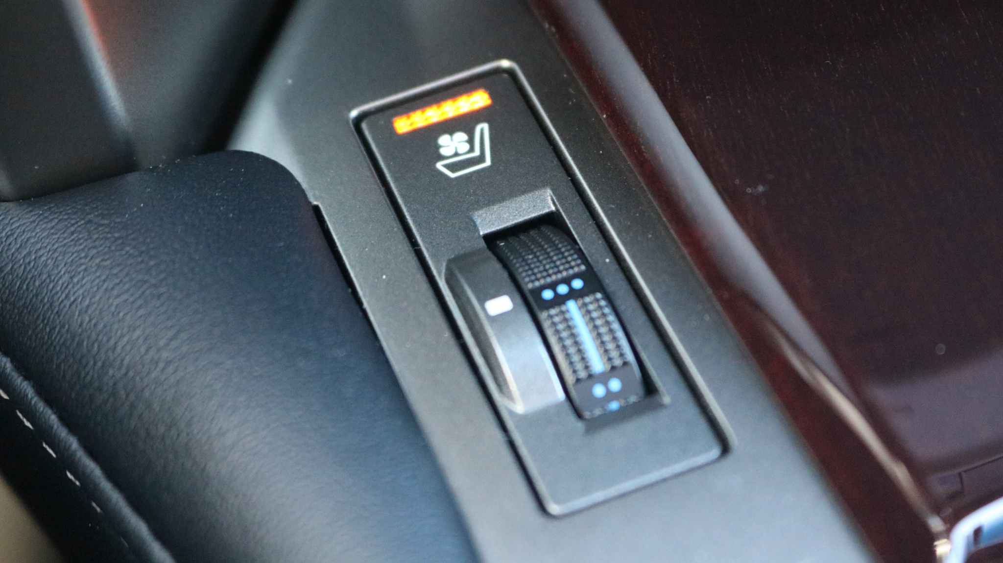 2017 Lexus GX Image 24 of 32