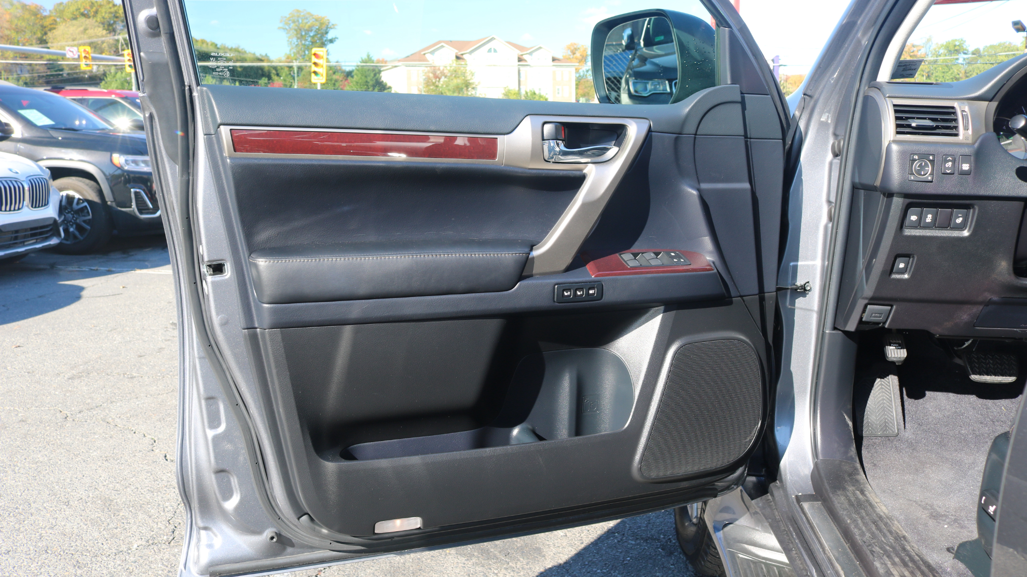 2017 Lexus GX Image 14 of 32