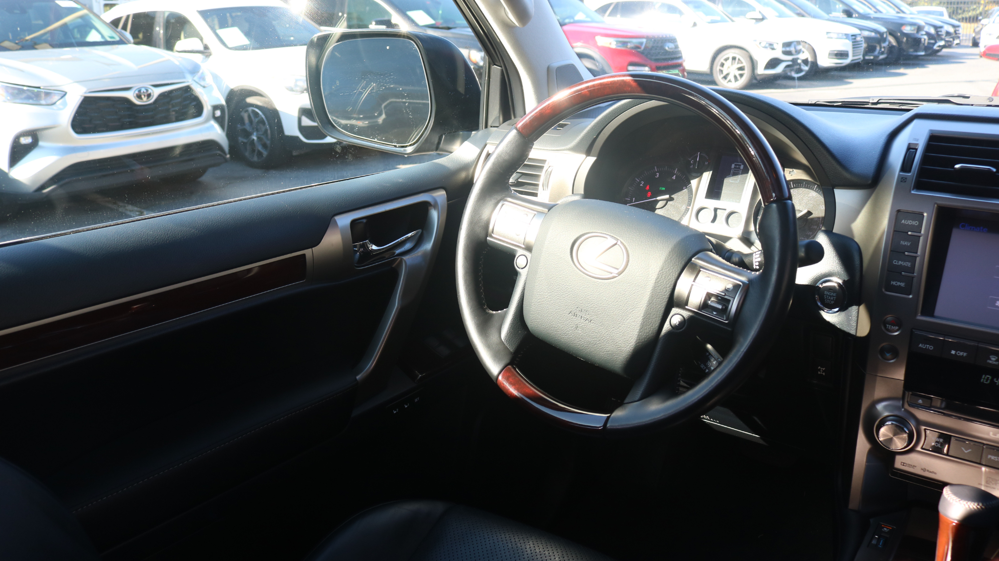 2017 Lexus GX Image 16 of 32