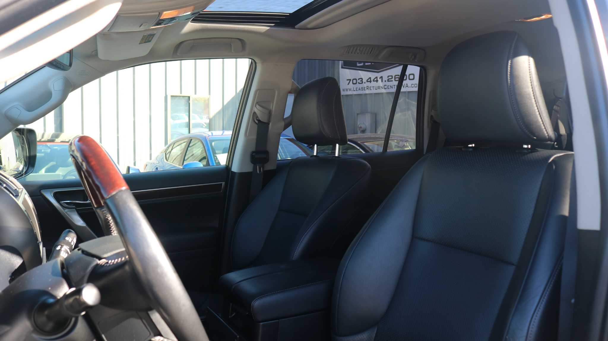 2017 Lexus GX Image 13 of 32