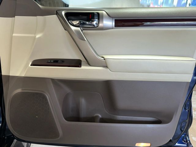 2017 Lexus GX 460 Image 32 of 38