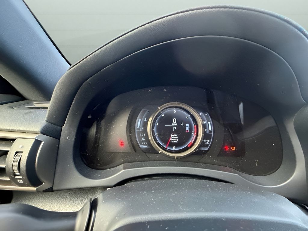 2017 Lexus IS Image 17 of 30