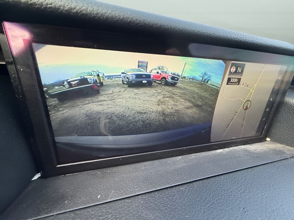 2017 Lexus IS Image 26 of 30