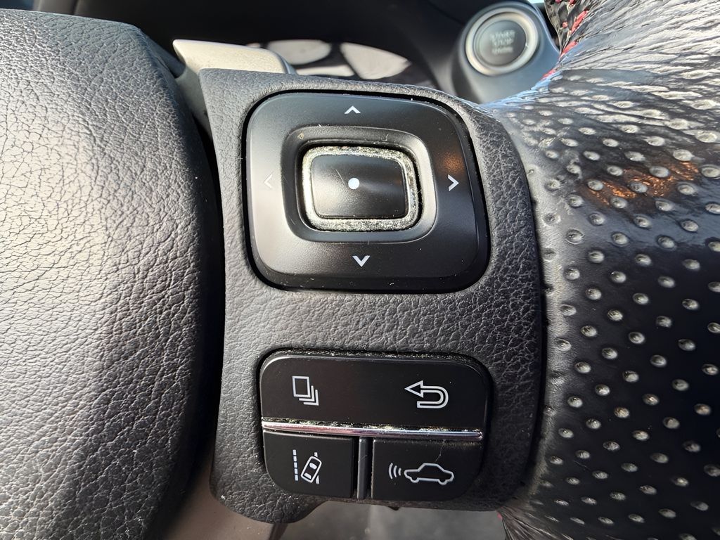 2017 Lexus IS Image 23 of 30