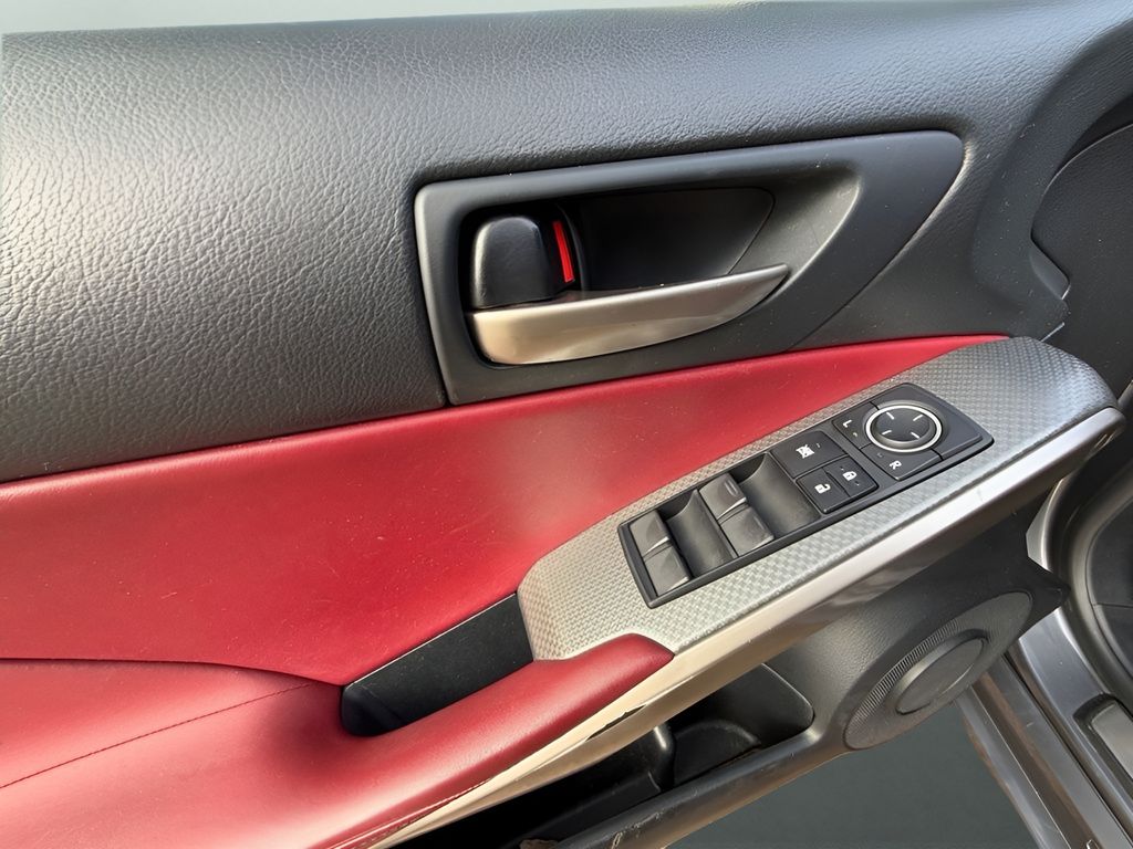 2017 Lexus IS Image 22 of 30