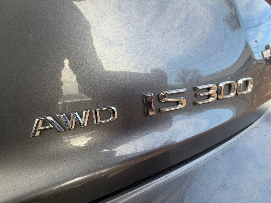 2017 Lexus IS Image 18 of 30