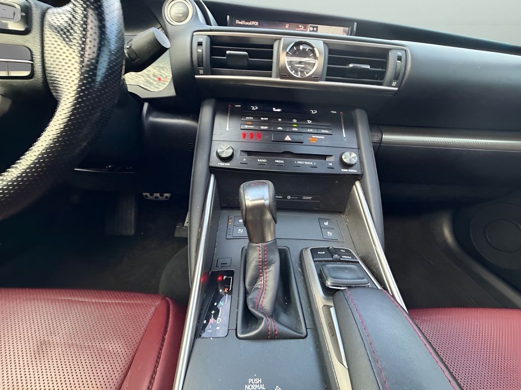 2017 Lexus IS Image 21 of 30