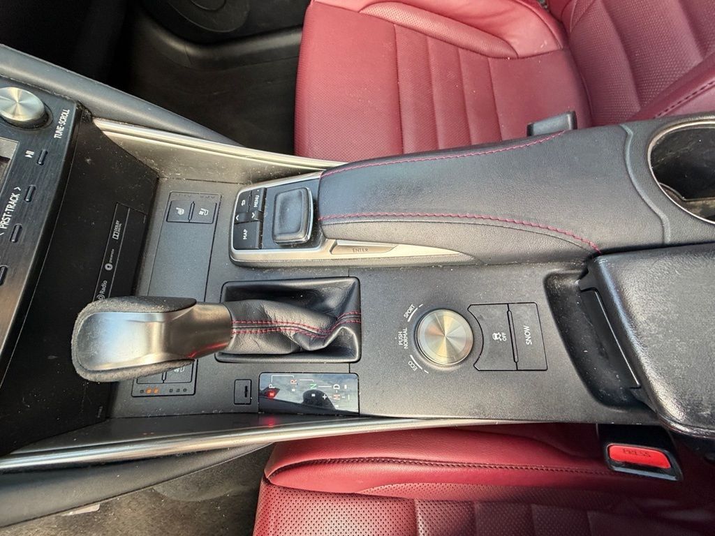2017 Lexus IS Image 29 of 30