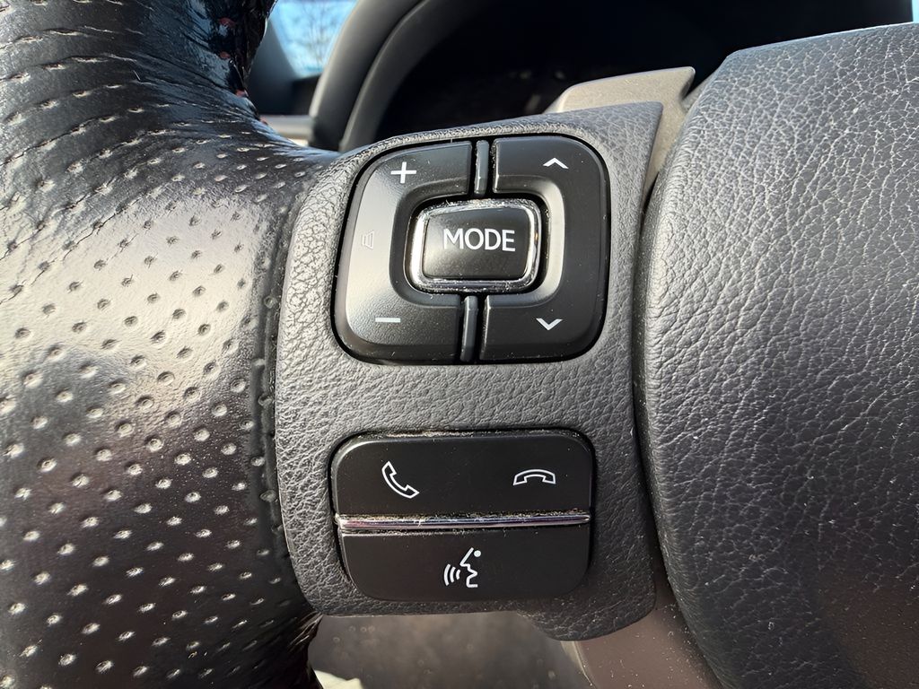 2017 Lexus IS Image 24 of 30