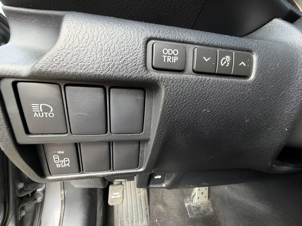 2017 Lexus IS Image 25 of 30