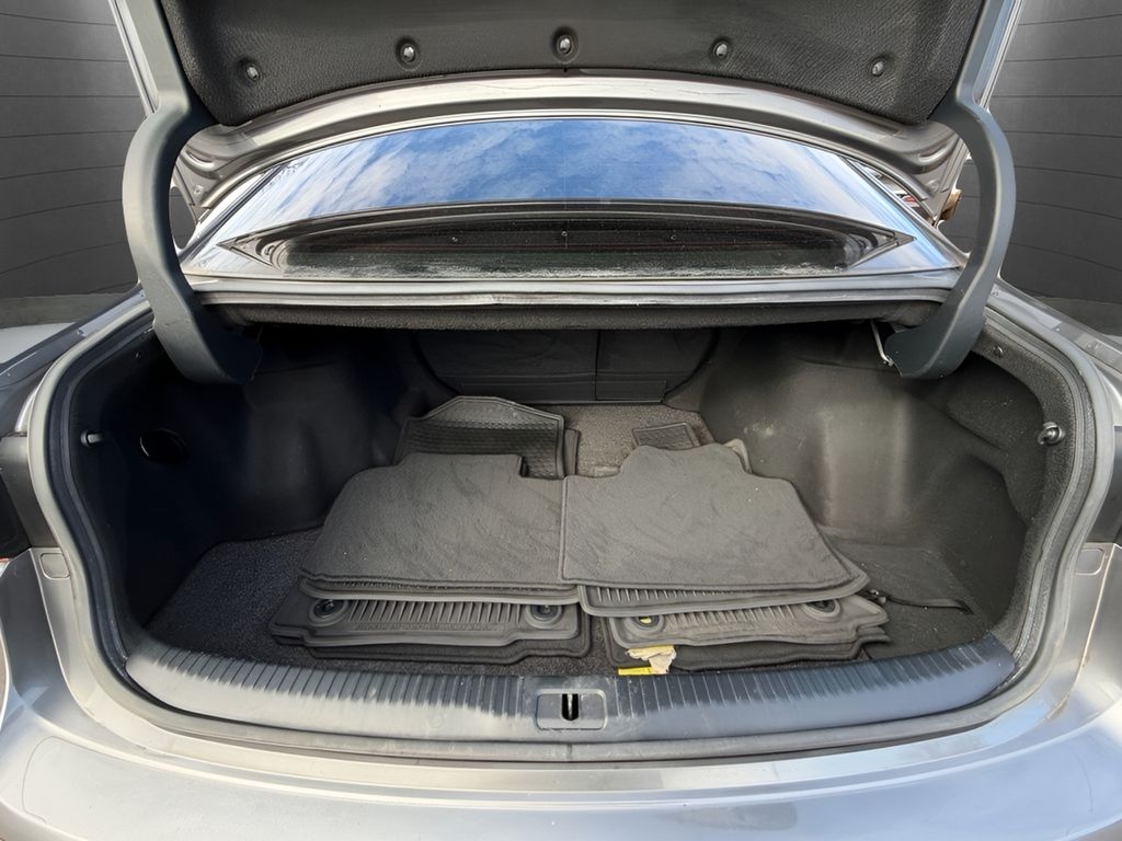 2017 Lexus IS Image 11 of 30