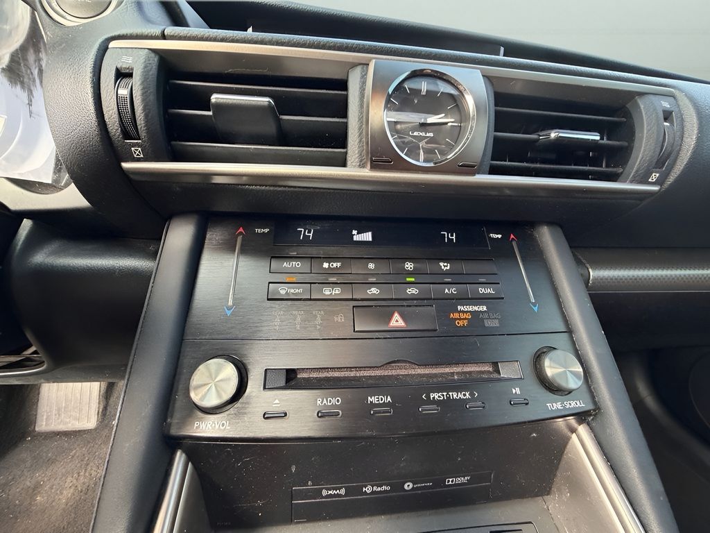 2017 Lexus IS Image 19 of 30