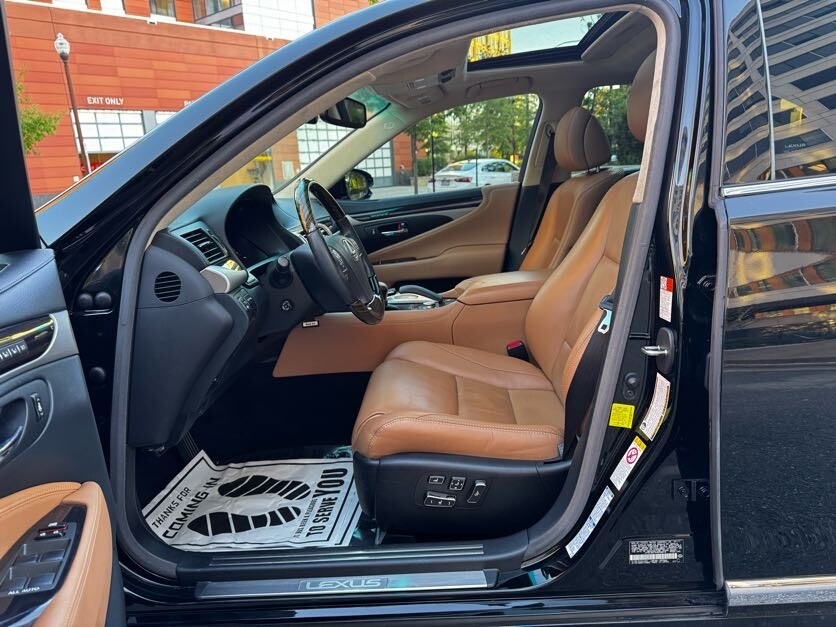 Vehicle image 16 of 44