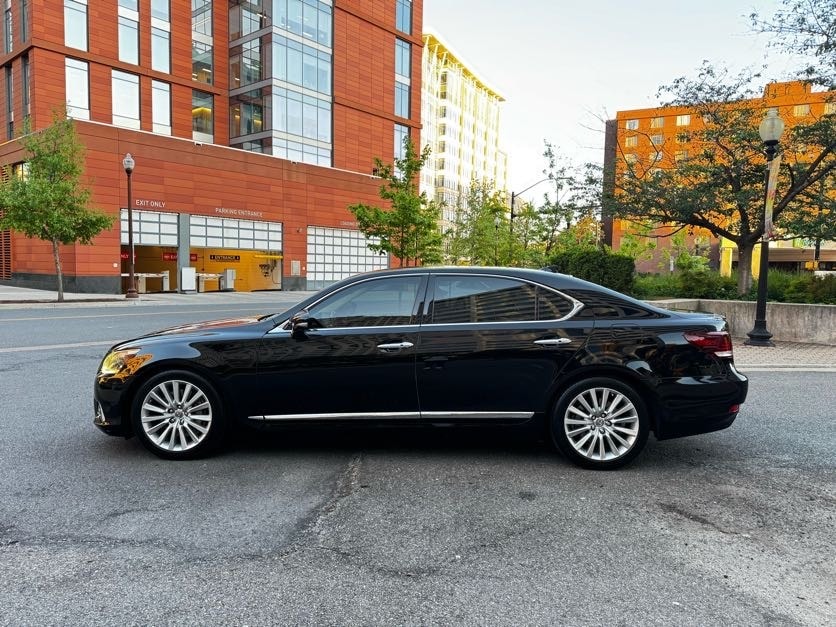 Vehicle image 10 of 44