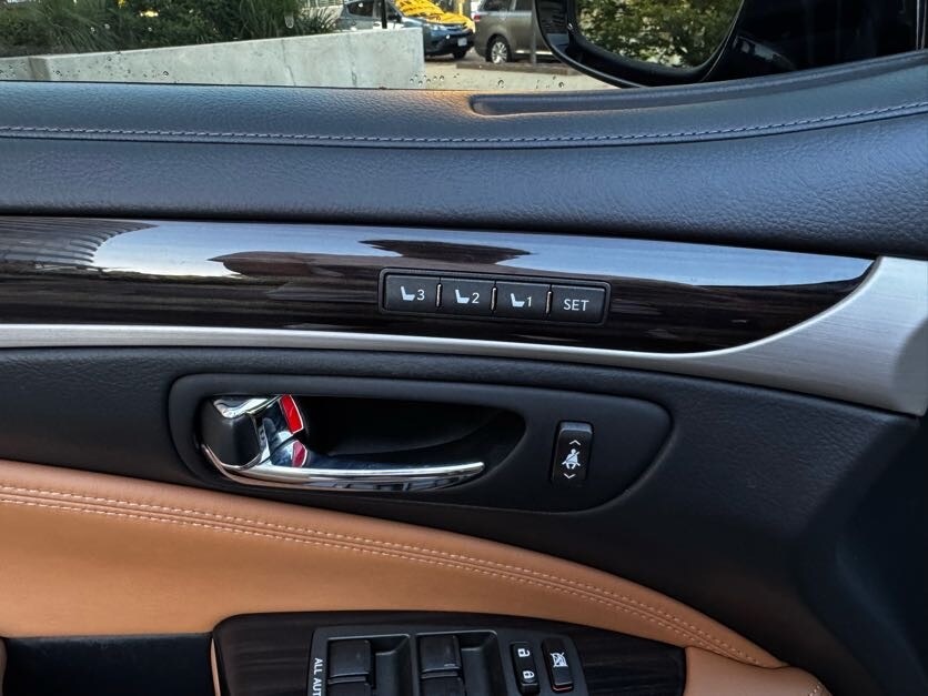 Vehicle image 18 of 44