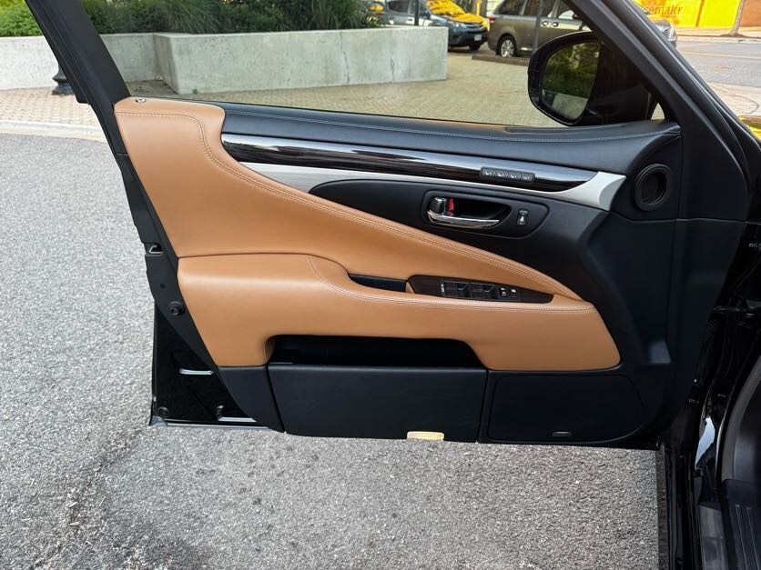 Vehicle image 17 of 44