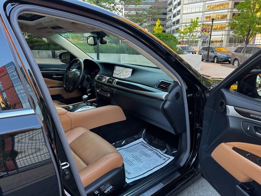 Vehicle image 33 of 44