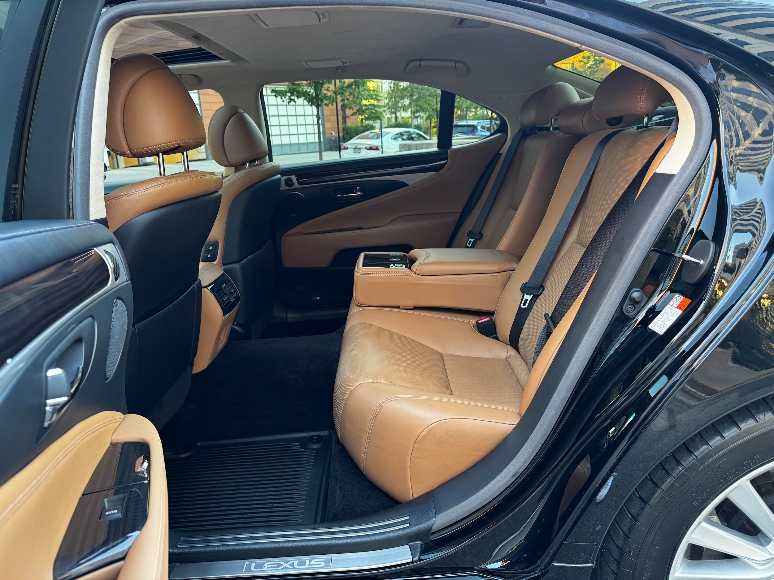 Vehicle image 21 of 44