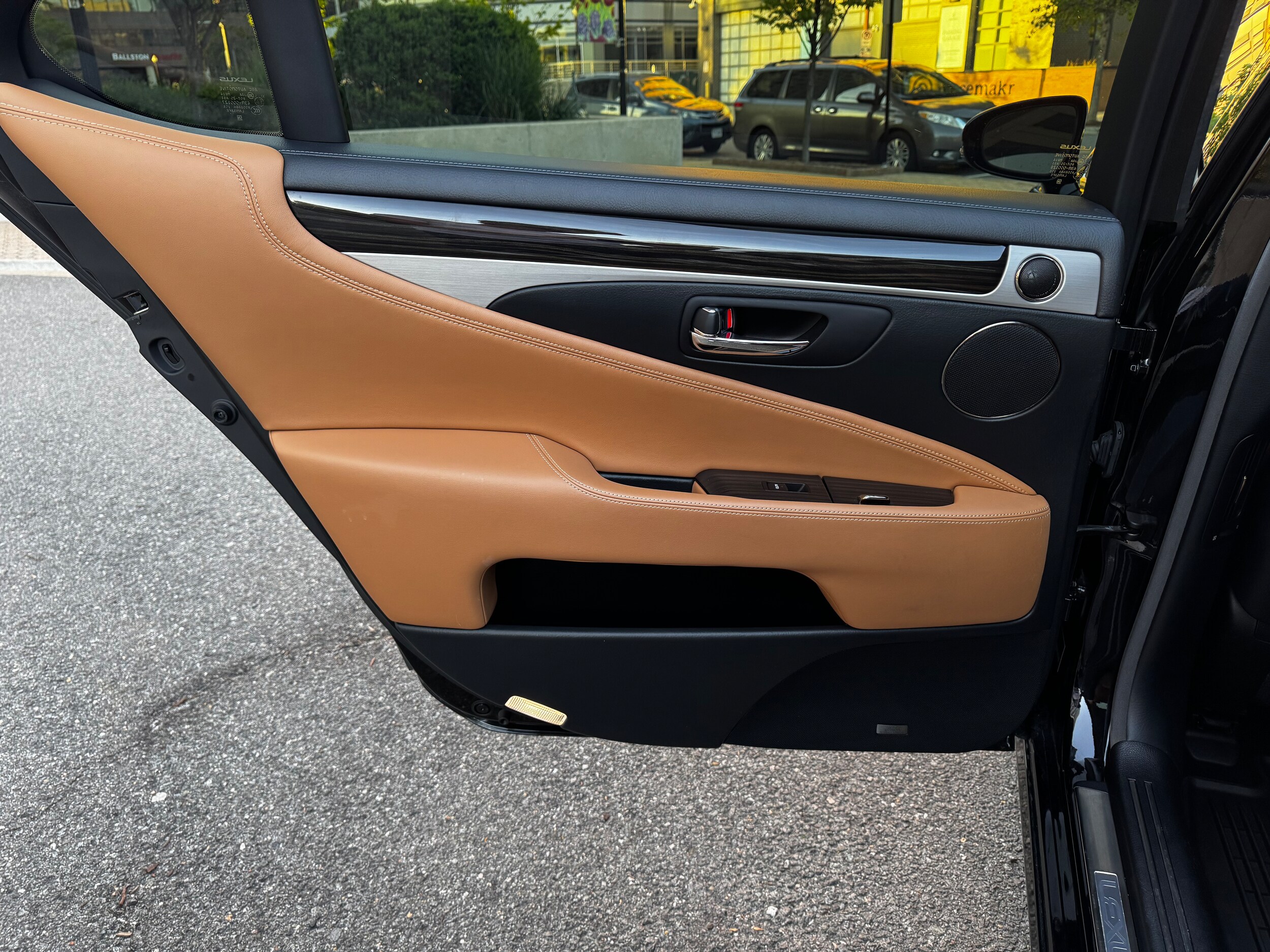 Vehicle image 22 of 44