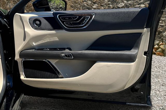 Vehicle image 26 of 33