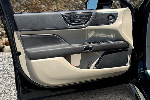 Vehicle image 25 of 33