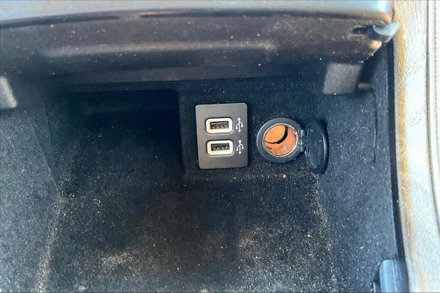Vehicle image 31 of 33