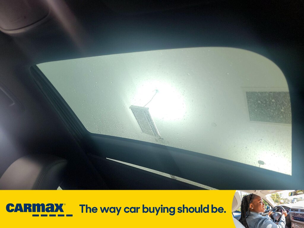 Vehicle image 25 of 29