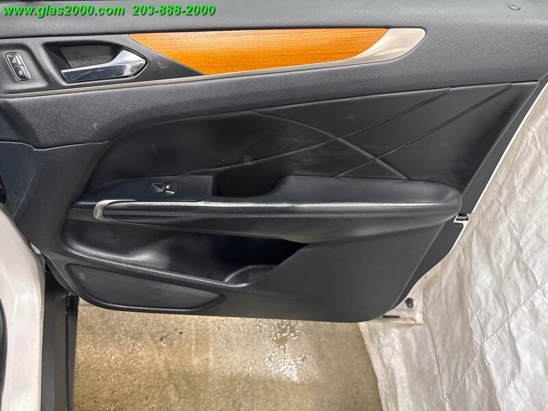 Vehicle image 28 of 34