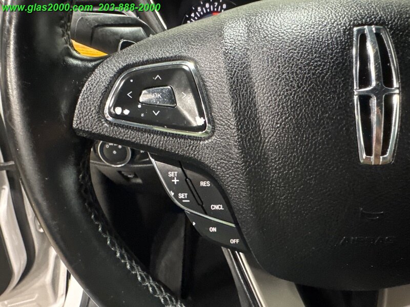 Vehicle image 25 of 34
