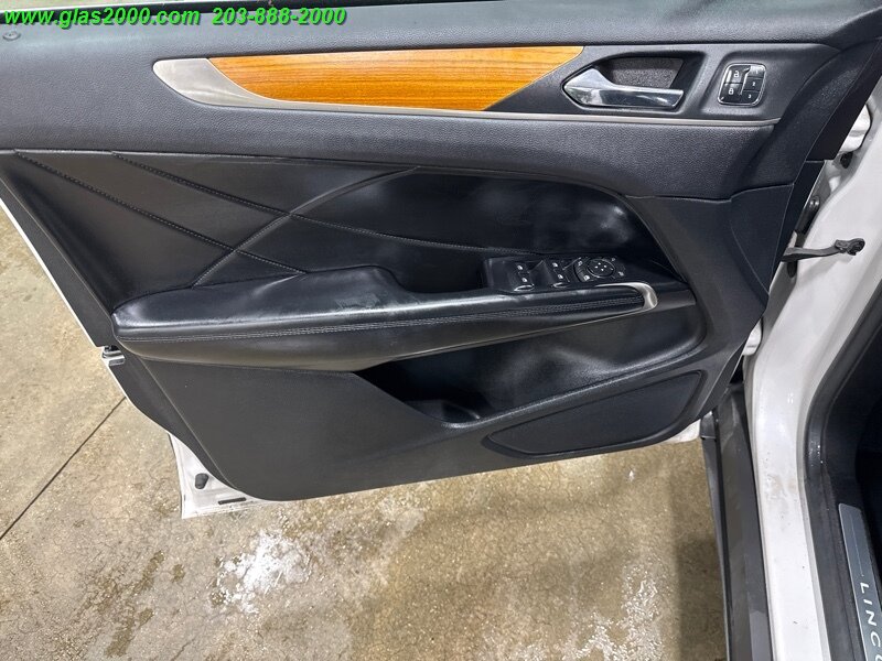 Vehicle image 27 of 34