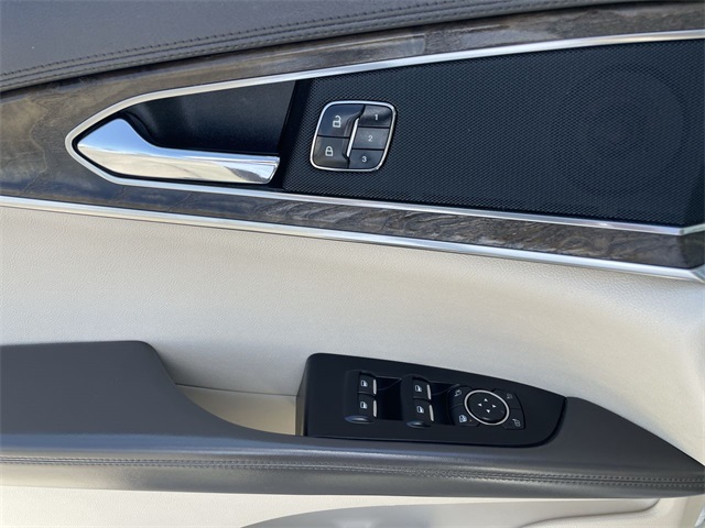 Vehicle image 33 of 36