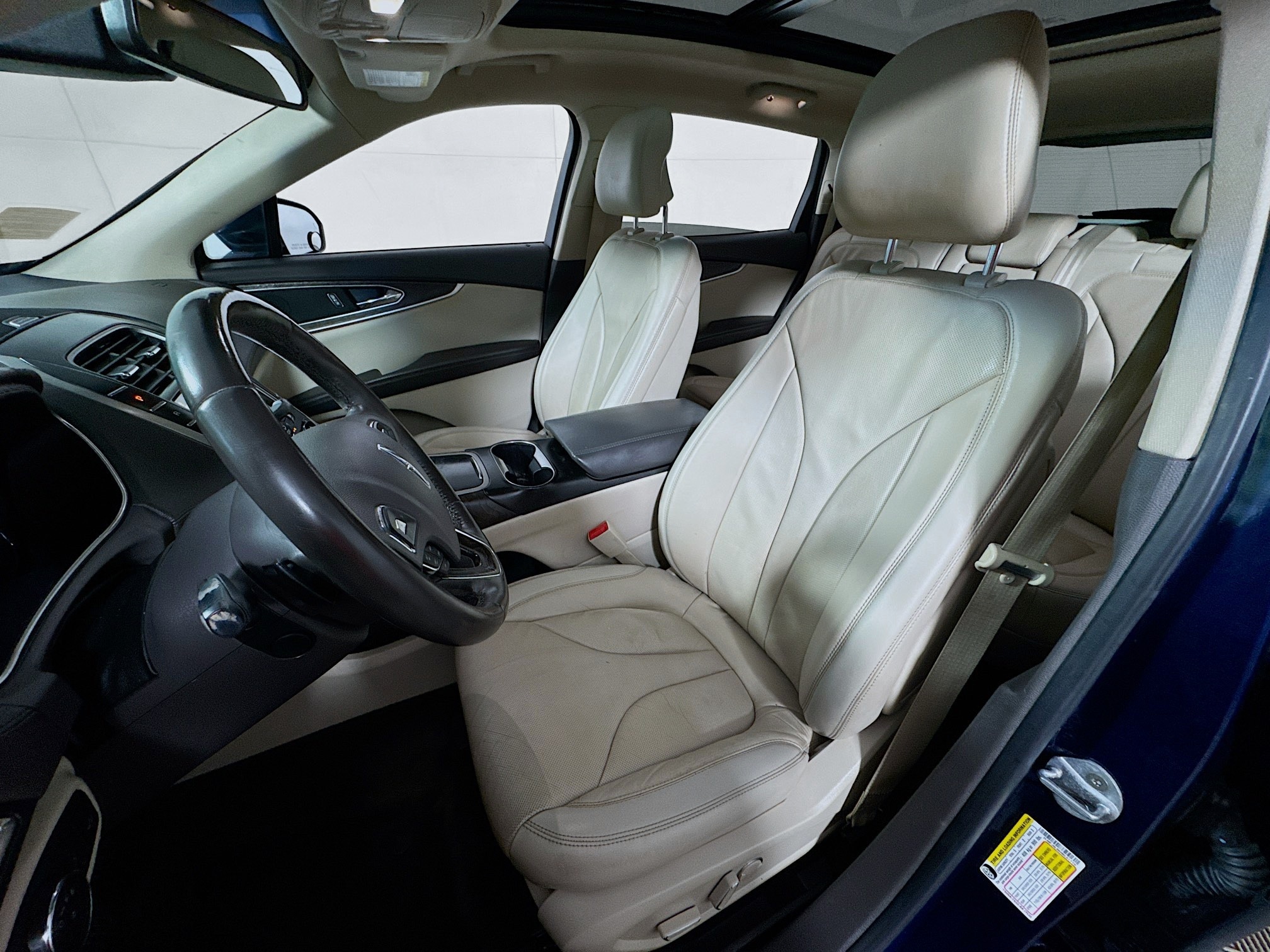 Vehicle image 14 of 32