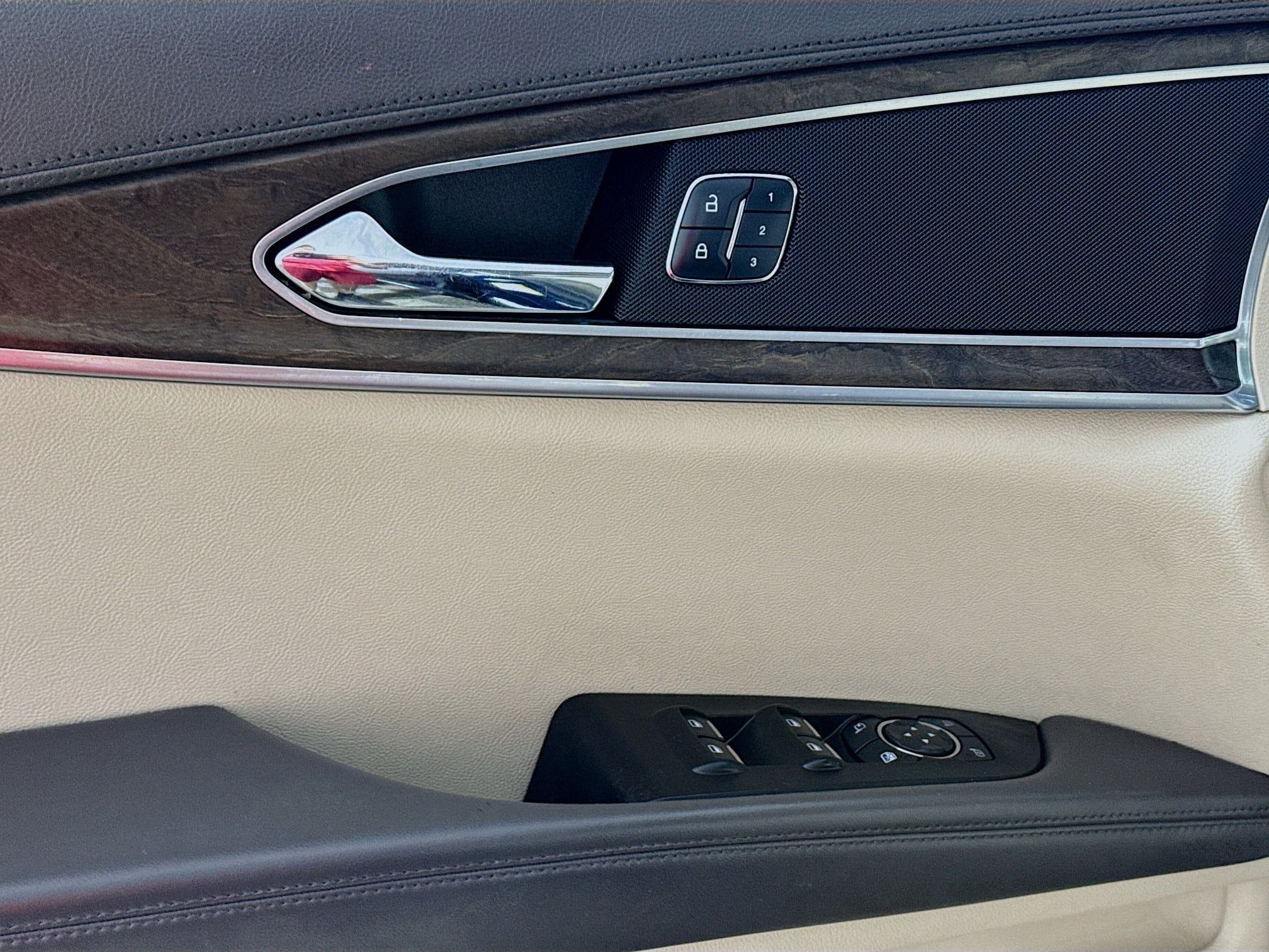 Vehicle image 25 of 32