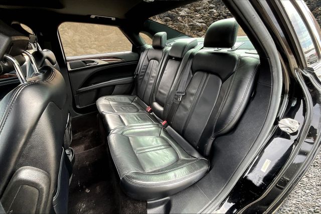 Vehicle image 25 of 33