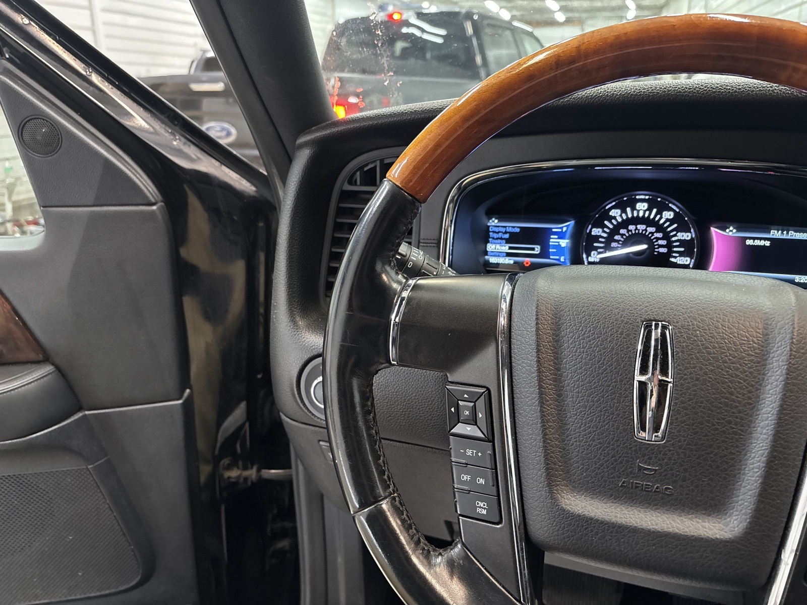 2017 Lincoln Navigator L Select Image 34 of 36