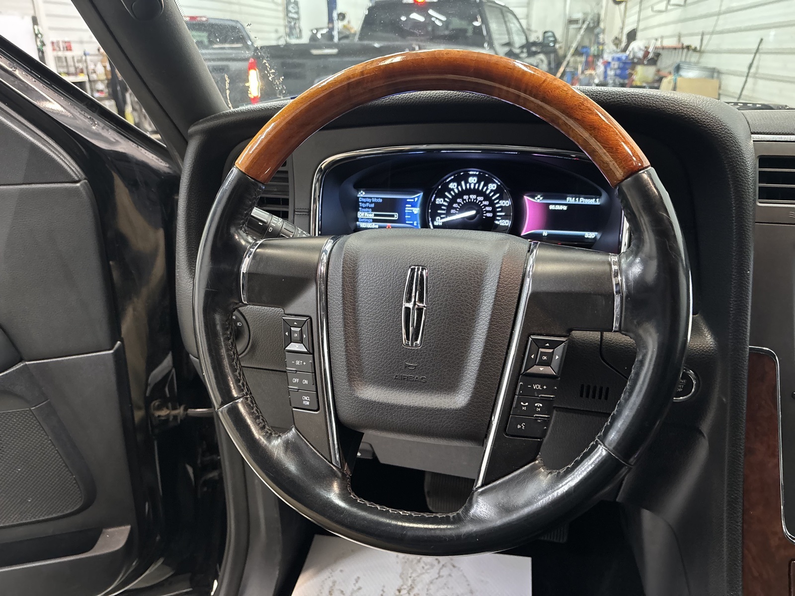 2017 Lincoln Navigator L Select Image 31 of 36