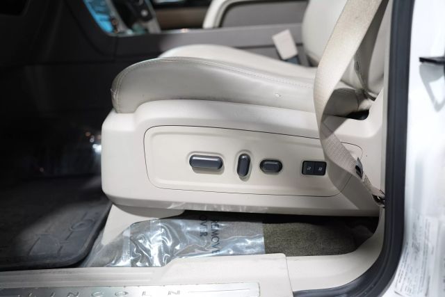 2017 Lincoln Navigator Select Image 49 of 66